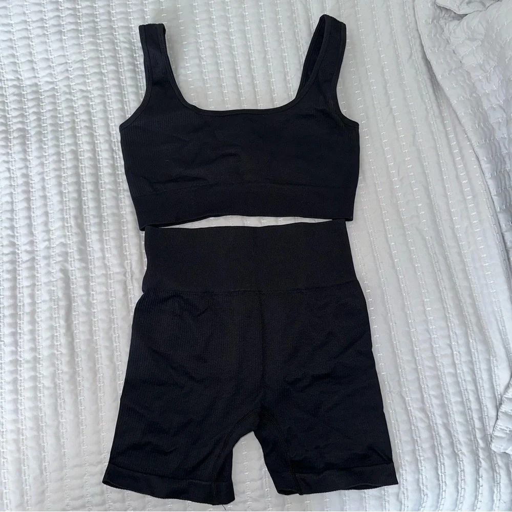 Amazon Ribbed Workout Set - Picture 3 of 4